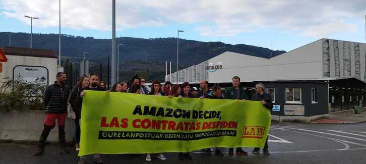 Concentración de LAB ante la planta de Amazon en Trapagaran para denunciar los despidos.
