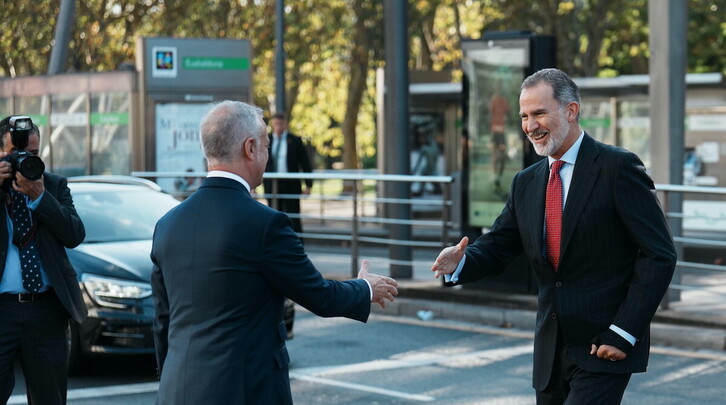 Iñigo Urkullu, recibiendo este lunes a Felipe de Borbón en un encuentro económico en Bilbo.