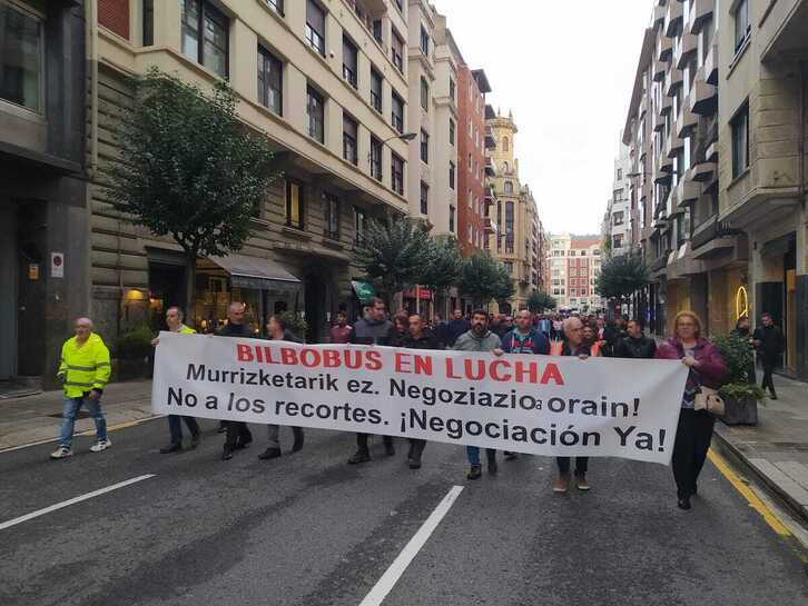 Manifestación de los trabajadores de Bilbobus por la calle Máximo Aguirre.