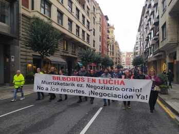 Manifestación de los trabajadores de Bilbobus por la calle Máximo Aguirre.