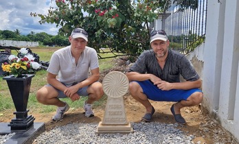 Peio y Ion Gurutz posan junto a la estela dedicada a su tío Pedro y los dos guerrilleros que murieron con él el 8 de octubre de 1972.