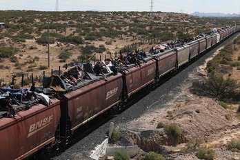 Migrantes, en su mayoría venezolanos, en un tren en el norte de México, rumbo a EEUU. 
