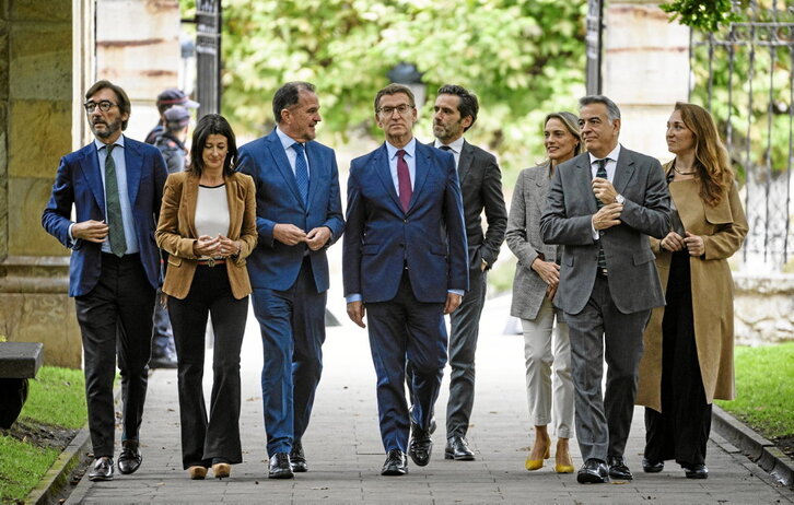 Alberto Núñez Feijóo estuvo en Gernika acompañados por varios dirigentes del PP de la CAV.