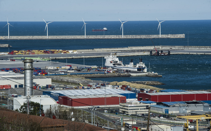 Imagen del puerto de Bilbo, donde Petronor propone instalar su nueva planta.