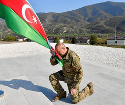 El autócrata Ilham Aliyev besa la bandera azerí en Nagorno.
