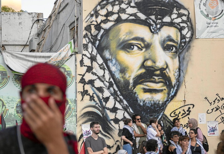 Un joven palestino delante del campo de Mar Elias antes de una marcha por Palestina.