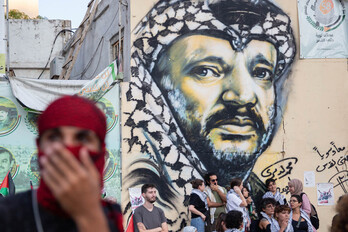 Un joven palestino delante del campo de Mar Elias antes de una marcha por Palestina. 