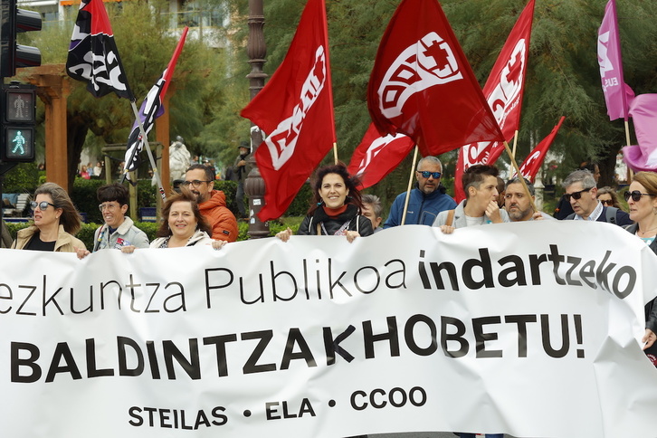 Movilización en Donostia con motivo de la huelga convocada por Steilas, ELA y CCOO en la educación pública.