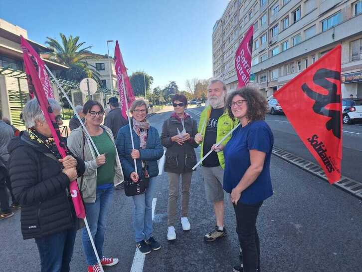 Un grupo de sindicalistas, durante la concentración por la subida de las pensiones llevada a cabo este 24 de octubre ante la Subprefectura de Baiona.