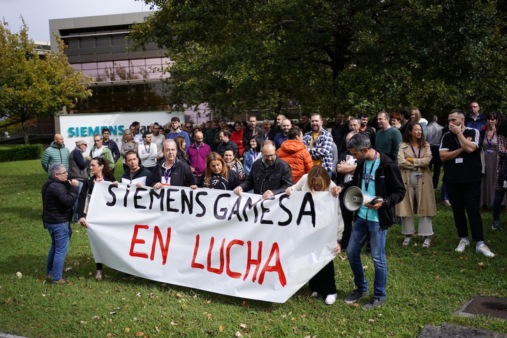 Los trabajadores de Siemens Gamesa se han concentrado ante la planta de Zamudio.