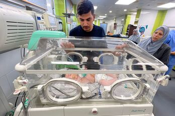 Médicos del hospital Najjer de Rafah, al sur de la Franja de Gaza, cubren con sábanas el cuerpo de un herido en un bombardeo cerca del centro sanitario.