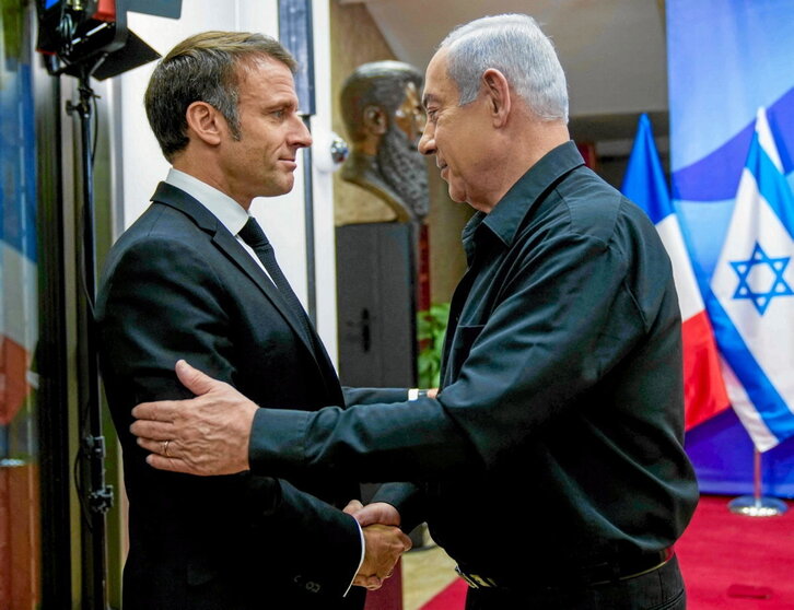 Macron eta Netanyahu, elkar agurtzen.