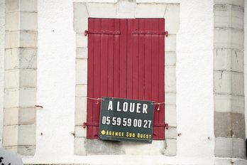 Cartel de oferta de alquiler en una vivienda de la calle Panecau, en Baiona Tipia.