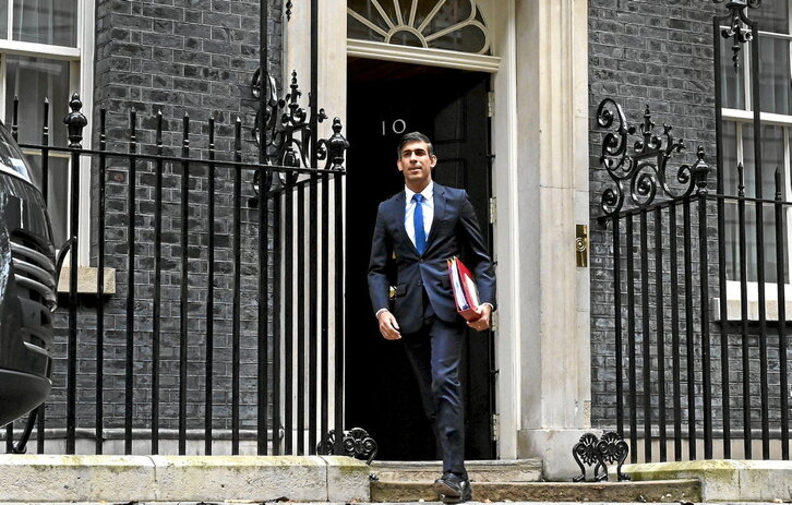 El primer ministro británico, Rishi Sunak, sale del 10 de Downing Street.