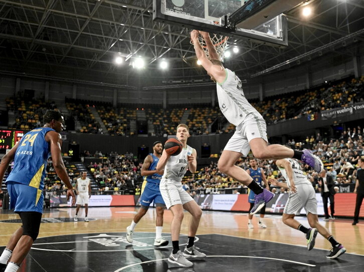 Hlinason se cuelga a placer en una de las contras de Bilbao Basket.