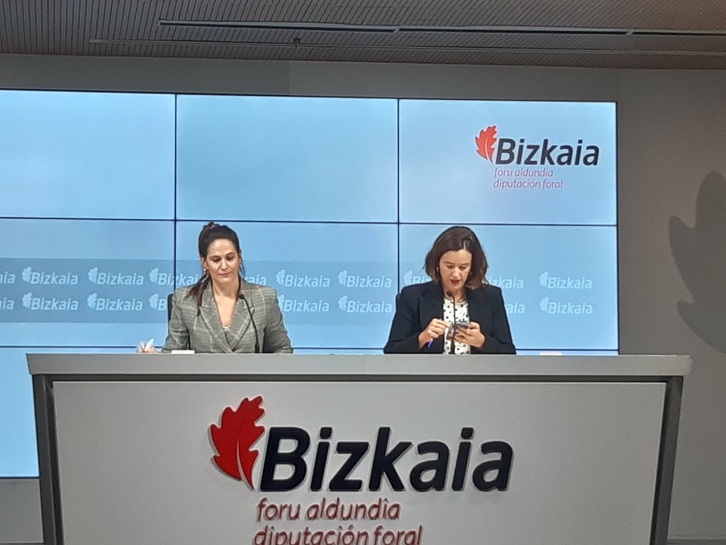 Leixuri Arrizabalaga e Itxaso Berrojalbiz en la rueda de prensa posterior al Consejo de Gobierno de la Diputación de Bizkaia.