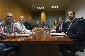 Representantes de la Ertzaintza y del PP, en la mesa.