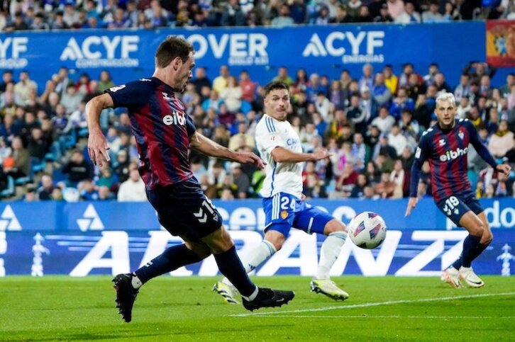 Bautista asiste a Stoichkov en el gol del empate en La Romareda.