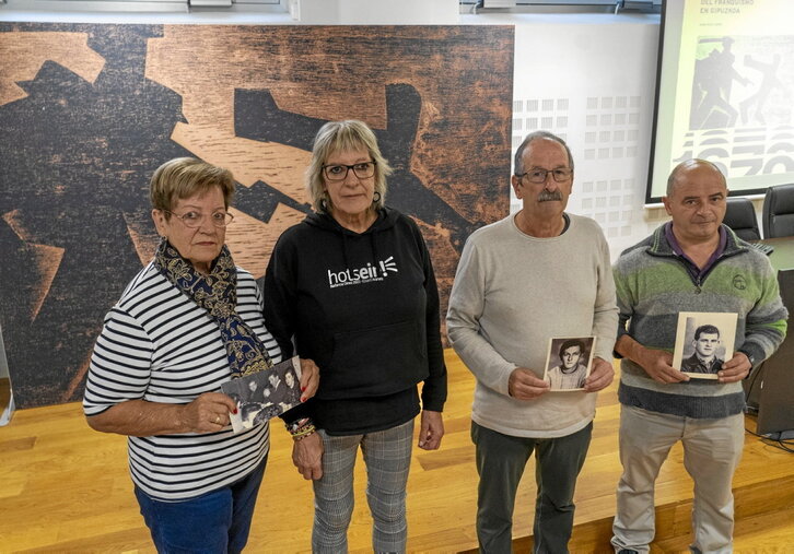 Familiares de Antonio Goñi, Roberto Pérez y José Manuel Andueza posan con sus fotografías.