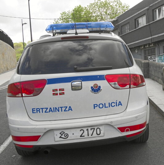 Imagen de archivo de una patrulla de la Ertzaintza.