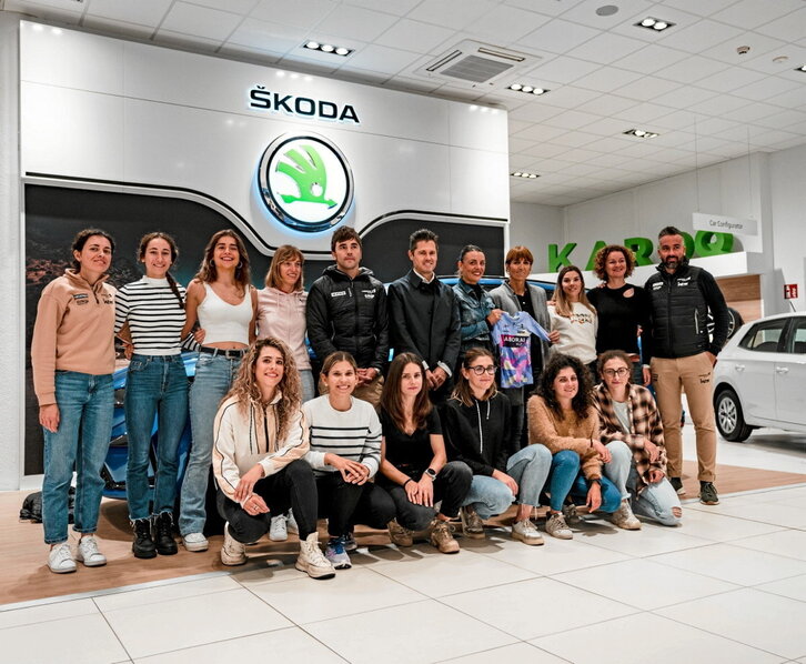 Lazkano, a la derecha, con sus ciclistas y Somarriba en la visita a Skoda.