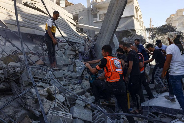 Labores de rescate entre los escombros de los bombardeos israelíes en Gaza. 