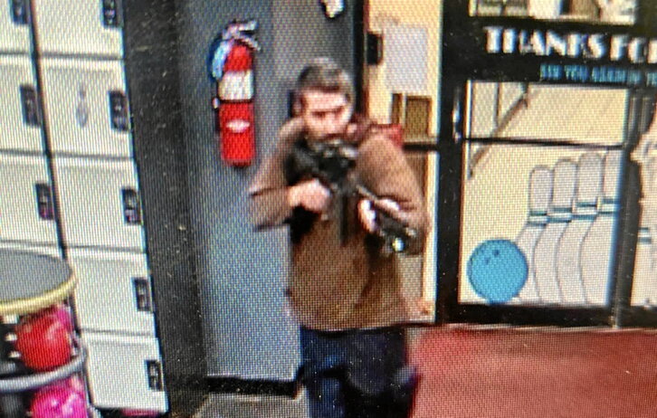 El asaltante, grabado en una cámara de seguridad en el tiroteo de la bolera d Lewiston.