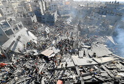 Búsqueda de supervivientes entre los escombros de un edificio destruido en Jan Yunis, al sur de la Franja de Gaza.