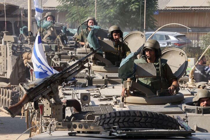 Soldados israelíes en blindados. 