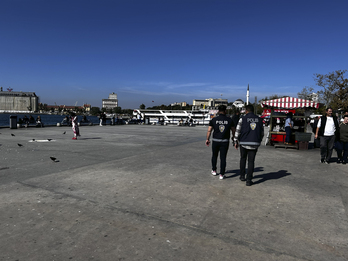 Policías en una plaza de Estambul realizando labores de inspección de extranjeros.