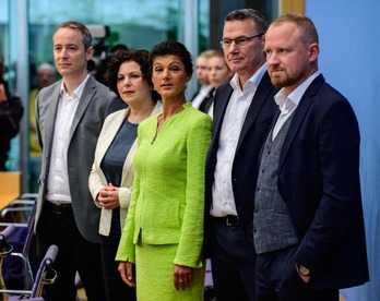 Sahra Wagenknecht, en el centro, flanqueada por otros electos que van a abandonar Die Linke.
