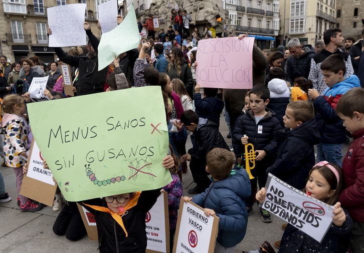 Protesta en Gasteiz por la mala calidad de la comida servida por Serunion en el centro escolar de Durana, en una imagen de archivo.