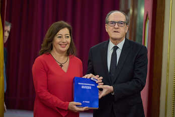 El Defensor del Pueblo español, Ángel Gabilondo, entrega el informe sobre abusos en la Iglesia a la presidenta del Congreso, Francina Armengol.