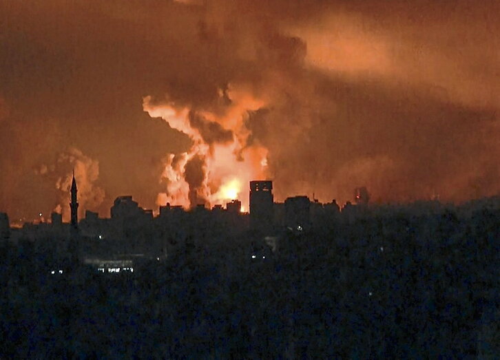 Explosiones en los primeros bombardeos de la noche sobre Gaza, sin electricidad ni comunicaciones.