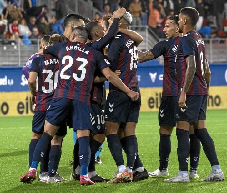 Aketxe se abraza a sus compañeros para celebrar el gol que abrió el marcador.