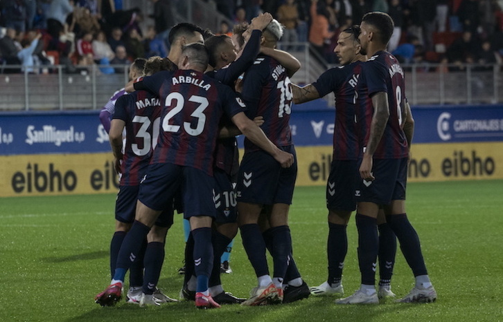 Aketxe se abraza a sus compañeros para celebrar el primer gol de la noche.