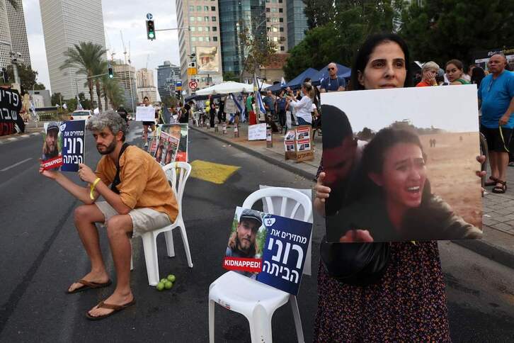 Familiares de rehenes realizan una concentración en Tel Aviv.