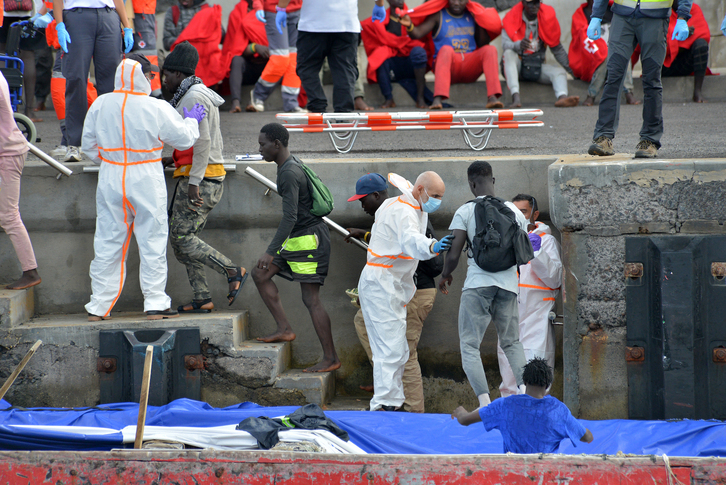 Imagen de la llegada de personas migrantes este viernes a la isla de El Hierro. 