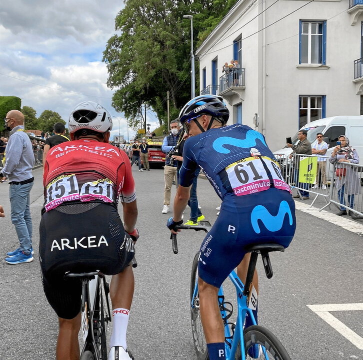 Quintana compartirá liderato con Enric Mas, con el que habla en el Tour 2022 que le marcó.