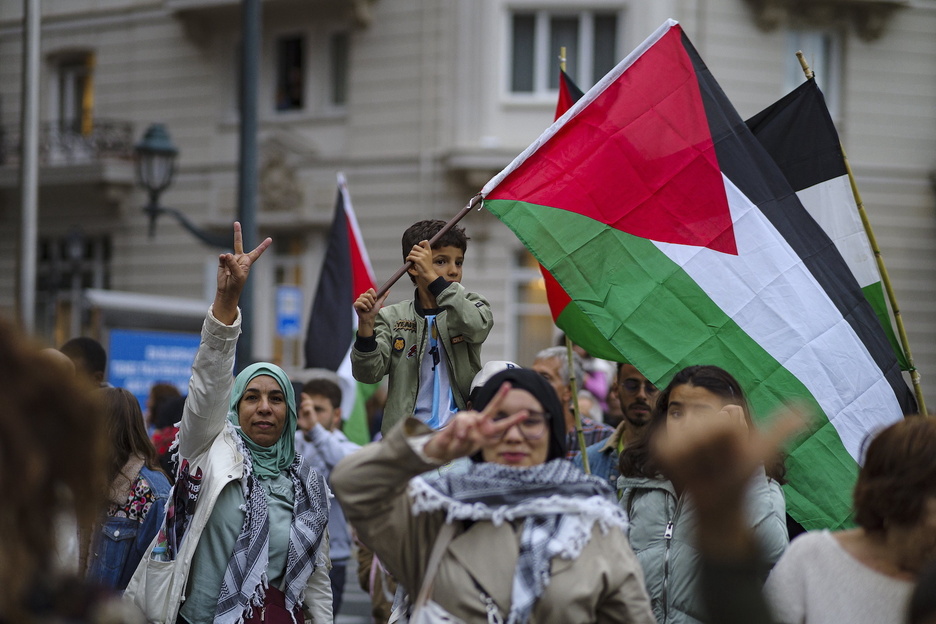 Ume bat Palestinako bandera batekin.