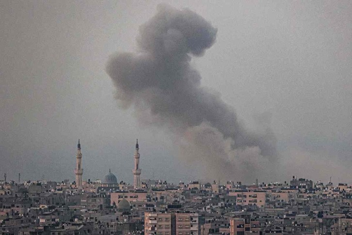 Columna de humo en Gaza provocada por los bombardeos de Israel.