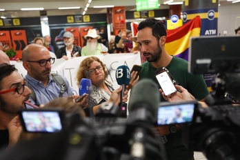 Valtònyc atiende a los medios en el aeropuerto de Mallorca.