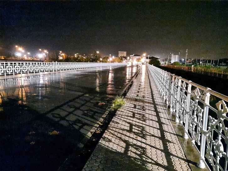 El puente Avenida, abierto, en la tarde-noche de este domingo 29 de octubre.