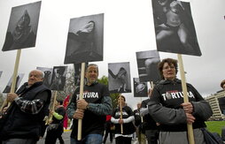 Representaciones de diversos modos de tortura, incluidas en este informe, en una manifestación.