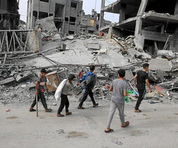 Haur palestinarrak noraezean, Gazako Rafah hirian.