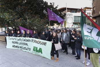 Movilización convocada por ELA en Iruñea en esta jornada de huelga en los sectores del textil y del cuero y calzado. 