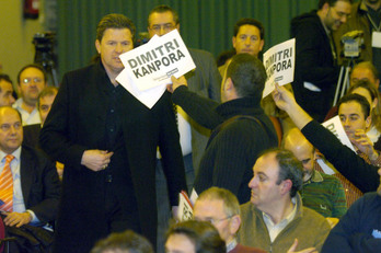 Dimitri Piterman, con Pepe Nereo detrás, recibe las protestas de los accionistas albiazules en la Junta de 2007.