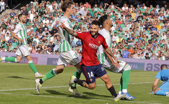 Rubén García celebra su gol que, a la postre, no serviría para que el cuadro rojillo sumase en el Villamarín.