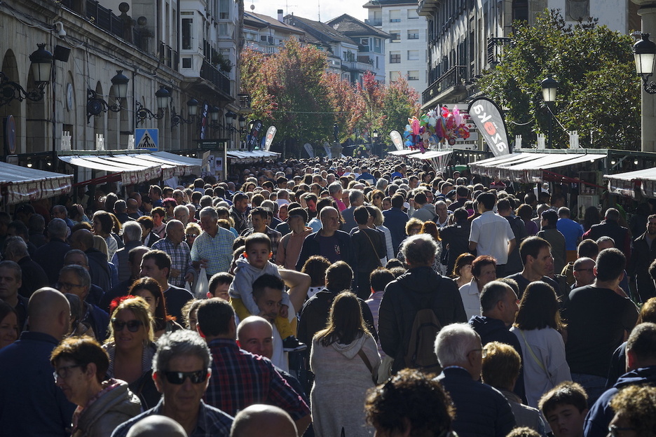 Miles de personas han asistido a la feria del Último Lunes.