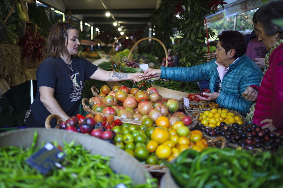 Otro de los productos más solicitados, el tomate, se ha ofrecido a unos cinco euros el kilo.